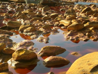 El color rojizo de las aguas le da nombre al río. Imagen: L.CH./UNED.