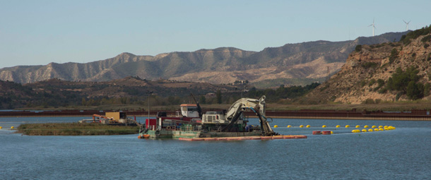 Máquina de dragado junto a la fábrica de Ercros en el río Ebro. Foto: Antonio Calvo